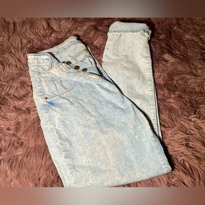 Casual-wear pants typically made from denim fabric. In great condition.